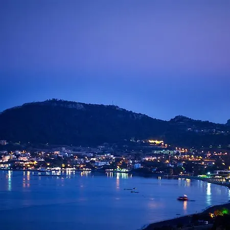 بيت ضيافة Voula 3*